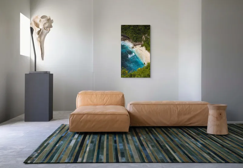 Tablou Canvas, "Tainica plajă ascunsă sub stânci", Valuri, Plajă, Apă, Albastru, Verde, Vegetație, Stânci, Nisip, Ocean., 50 x 90 cm – poza 5