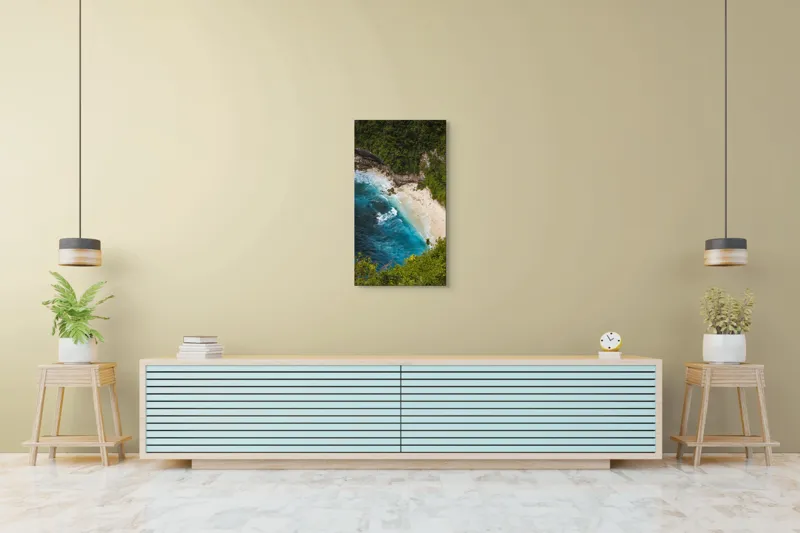 Tablou Canvas, "Tainica plajă ascunsă sub stânci", Valuri, Plajă, Apă, Albastru, Verde, Vegetație, Stânci, Nisip, Ocean., 50 x 90 cm – poza 6