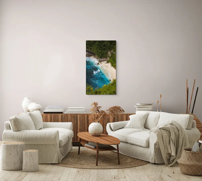 Tablou Canvas, "Tainica plajă ascunsă sub stânci", Valuri, Plajă, Apă, Albastru, Verde, Vegetație, Stânci, Nisip, Ocean., 50 x 90 cm – poza 7