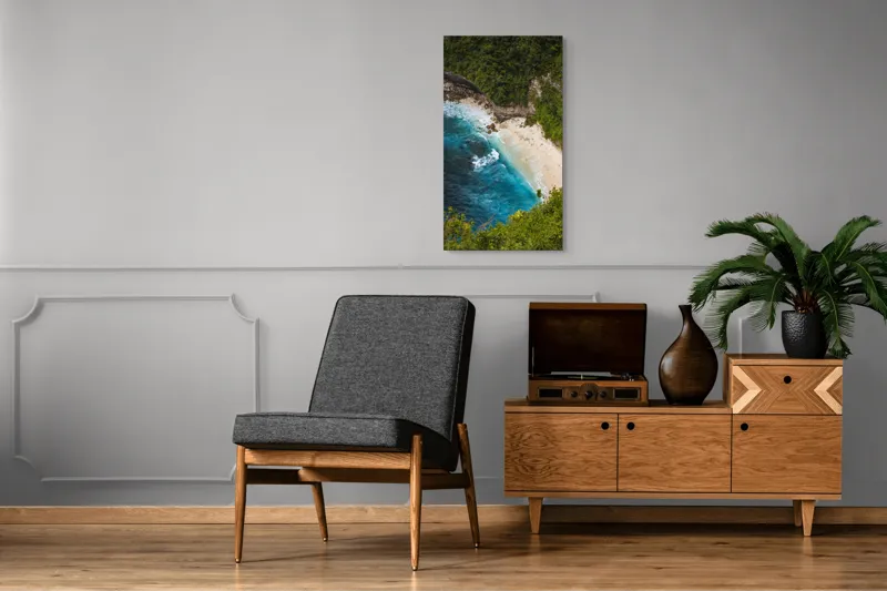 Tablou Canvas, "Tainica plajă ascunsă sub stânci", Valuri, Plajă, Apă, Albastru, Verde, Vegetație, Stânci, Nisip, Ocean., 50 x 90 cm – poza 8