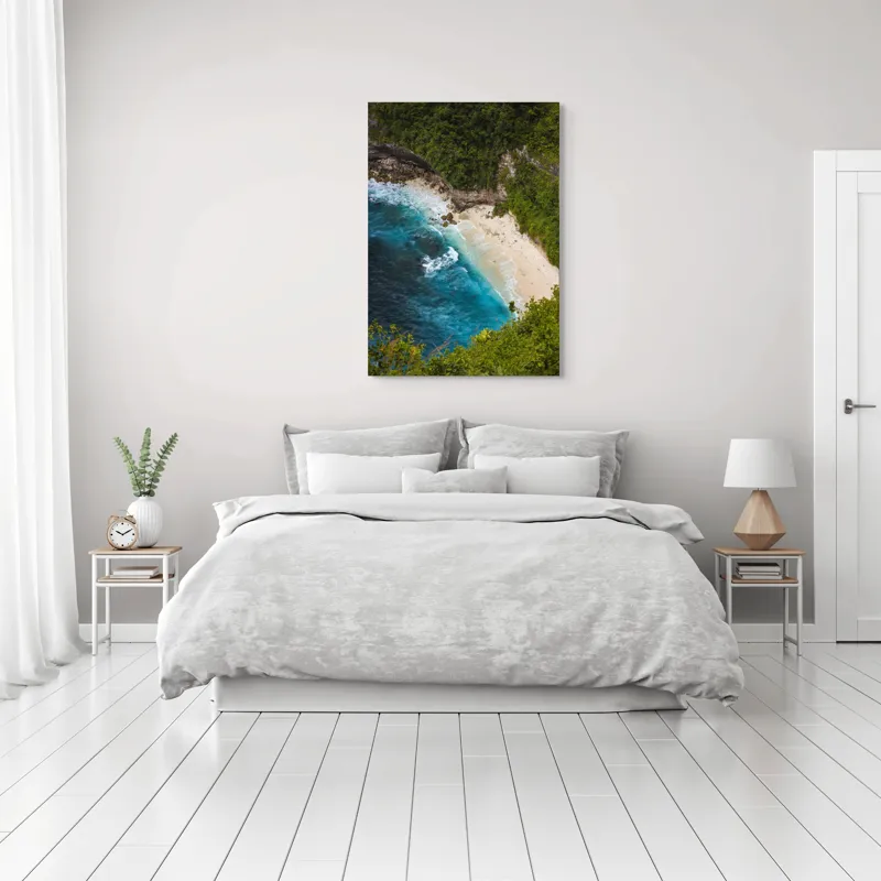 Tablou Canvas, "Tainica plajă ascunsă sub stânci", Valuri, Plajă, Apă, Albastru, Verde, Vegetație, Stânci, Nisip, Ocean., 70 x 100 cm – poza 3
