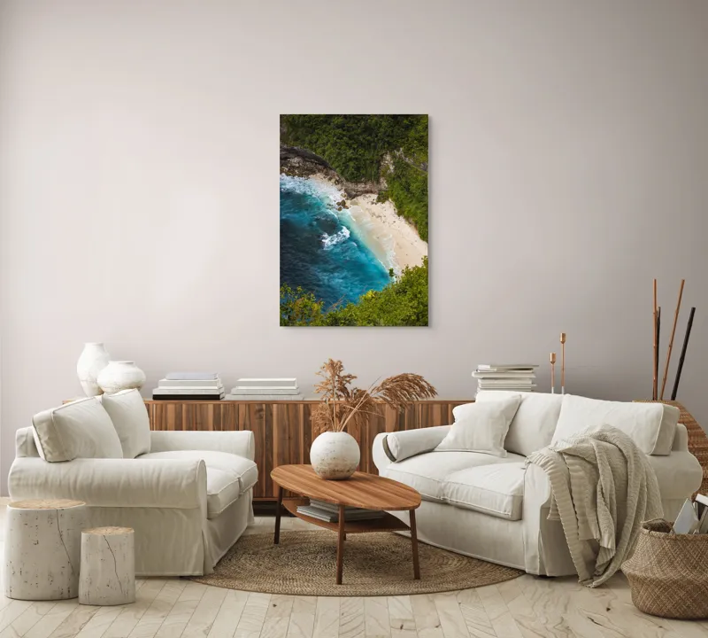 Tablou Canvas, "Tainica plajă ascunsă sub stânci", Valuri, Plajă, Apă, Albastru, Verde, Vegetație, Stânci, Nisip, Ocean., 70 x 100 cm – poza 4