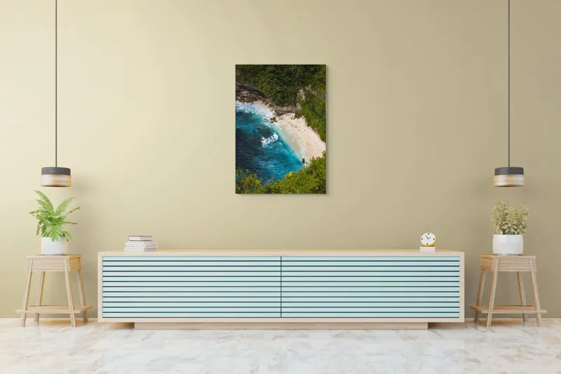 Tablou Canvas, "Tainica plajă ascunsă sub stânci", Valuri, Plajă, Apă, Albastru, Verde, Vegetație, Stânci, Nisip, Ocean., 70 x 100 cm – poza 5