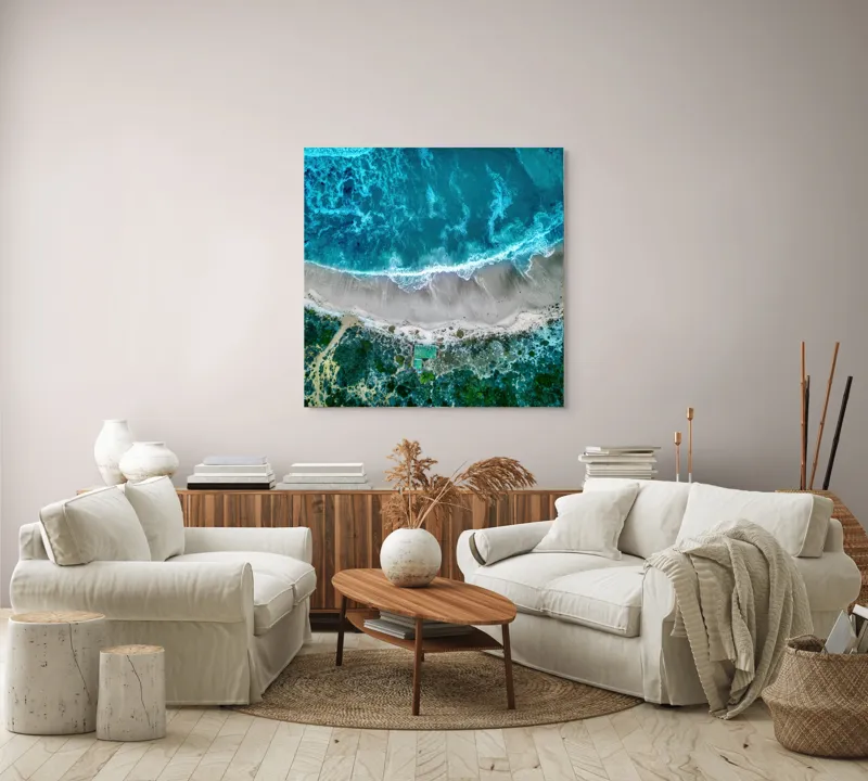 Tablou Canvas, "Valurile albastre la țărmul nisipului", Ocean, Valuri, Plajă, Nisip, Vegetație, Albastru, Argintiu, Natură, Aerian, Peisaj, 100 x 100 cm – poza 3