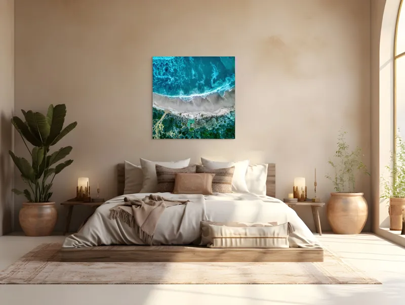 Tablou Canvas, "Valurile albastre la țărmul nisipului", Ocean, Valuri, Plajă, Nisip, Vegetație, Albastru, Argintiu, Natură, Aerian, Peisaj, 100 x 100 cm – poza 4