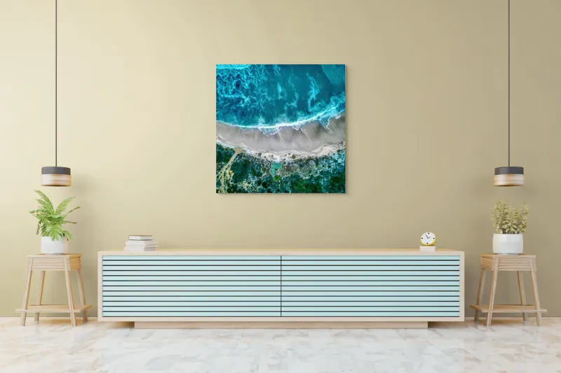 Tablou Canvas, "Valurile albastre la țărmul nisipului", Ocean, Valuri, Plajă, Nisip, Vegetație, Albastru, Argintiu, Natură, Aerian, Peisaj, 100 x 100 cm – poza 5