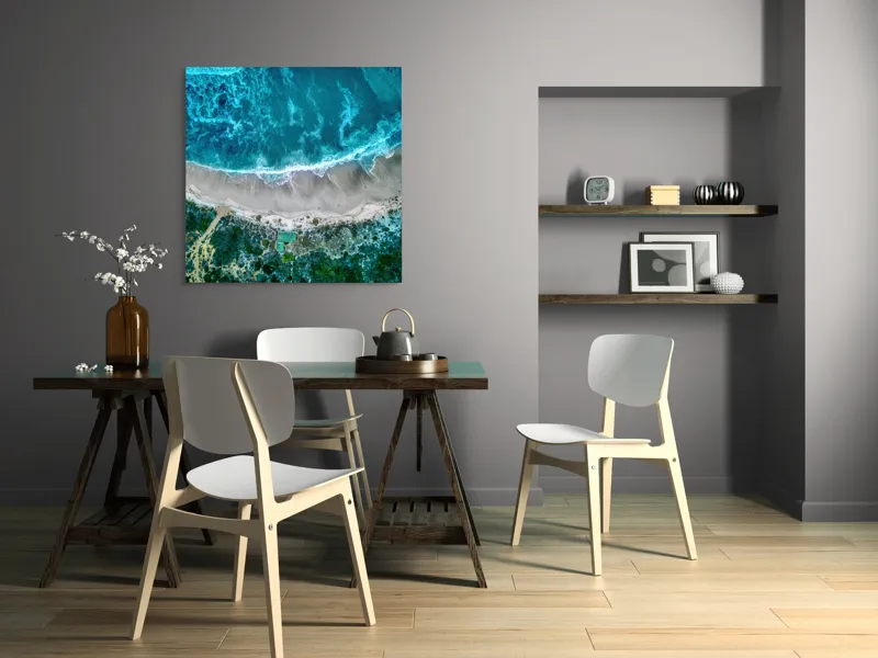 Tablou Canvas, "Valurile albastre la țărmul nisipului", Ocean, Valuri, Plajă, Nisip, Vegetație, Albastru, Argintiu, Natură, Aerian, Peisaj, 100 x 100 cm – poza 6