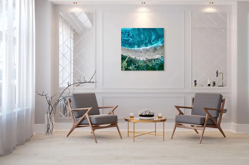 Tablou Canvas, "Valurile albastre la țărmul nisipului", Ocean, Valuri, Plajă, Nisip, Vegetație, Albastru, Argintiu, Natură, Aerian, Peisaj, 100 x 100 cm – poza 7