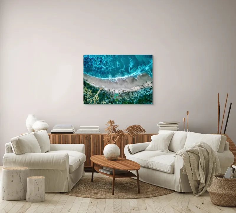 Tablou Canvas, "Valurile albastre la țărmul nisipului", Ocean, Valuri, Plajă, Nisip, Vegetație, Albastru, Argintiu, Natură, Aerian, Peisaj, 100 x 70 cm – poza 3