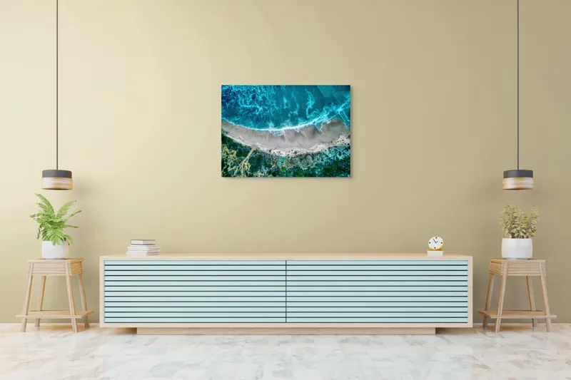 Tablou Canvas, "Valurile albastre la țărmul nisipului", Ocean, Valuri, Plajă, Nisip, Vegetație, Albastru, Argintiu, Natură, Aerian, Peisaj, 100 x 70 cm – poza 4