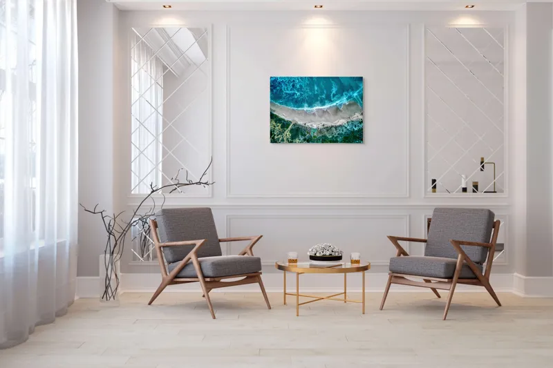 Tablou Canvas, "Valurile albastre la țărmul nisipului", Ocean, Valuri, Plajă, Nisip, Vegetație, Albastru, Argintiu, Natură, Aerian, Peisaj, 100 x 70 cm – poza 5
