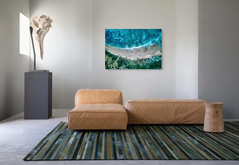 Tablou Canvas, "Valurile albastre la țărmul nisipului", Ocean, Valuri, Plajă, Nisip, Vegetație, Albastru, Argintiu, Natură, Aerian, Peisaj, 100 x 70 cm – poza 7