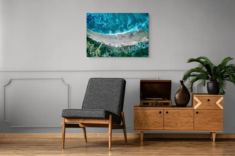 Tablou Canvas, "Valurile albastre la țărmul nisipului", Ocean, Valuri, Plajă, Nisip, Vegetație, Albastru, Argintiu, Natură, Aerian, Peisaj, 100 x 70 cm – poza 8