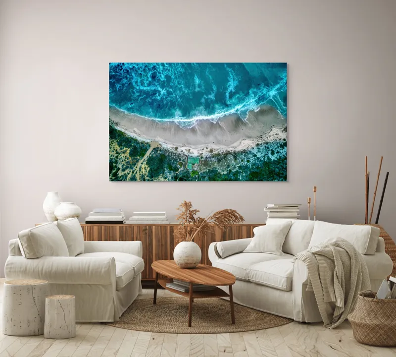 Tablou Canvas, "Valurile albastre la țărmul nisipului", Ocean, Valuri, Plajă, Nisip, Vegetație, Albastru, Argintiu, Natură, Aerian, Peisaj, 150 x 100 cm – poza 3