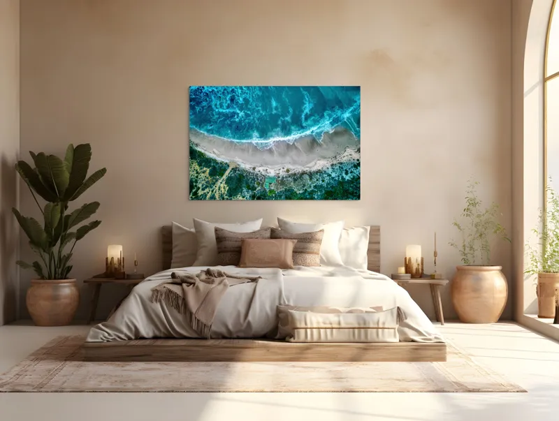 Tablou Canvas, "Valurile albastre la țărmul nisipului", Ocean, Valuri, Plajă, Nisip, Vegetație, Albastru, Argintiu, Natură, Aerian, Peisaj, 150 x 100 cm – poza 4