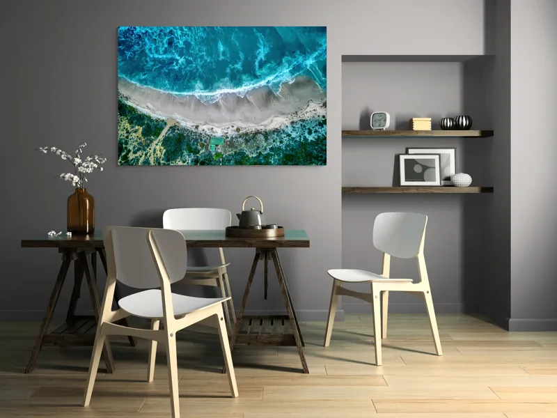 Tablou Canvas, "Valurile albastre la țărmul nisipului", Ocean, Valuri, Plajă, Nisip, Vegetație, Albastru, Argintiu, Natură, Aerian, Peisaj, 150 x 100 cm – poza 5