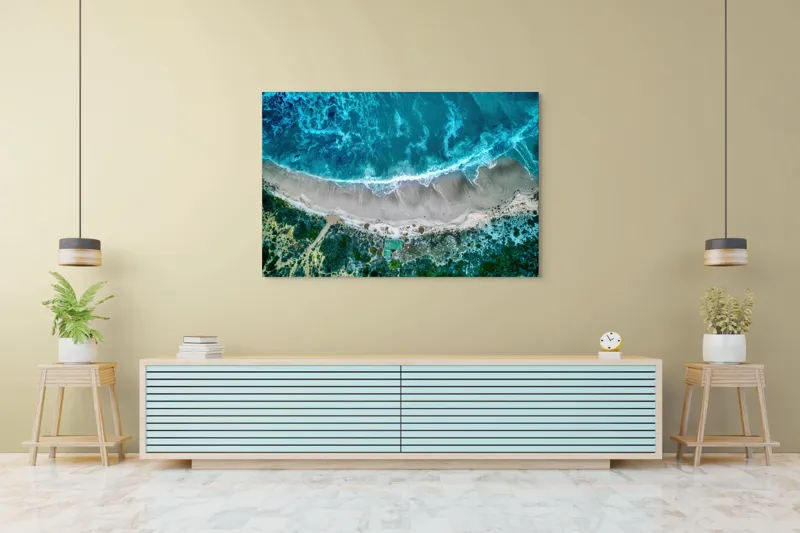 Tablou Canvas, "Valurile albastre la țărmul nisipului", Ocean, Valuri, Plajă, Nisip, Vegetație, Albastru, Argintiu, Natură, Aerian, Peisaj, 150 x 100 cm – poza 6