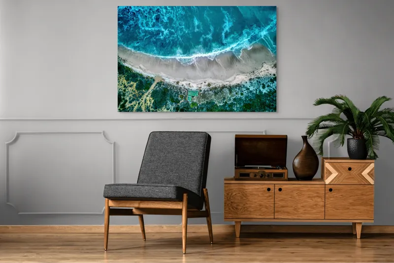 Tablou Canvas, "Valurile albastre la țărmul nisipului", Ocean, Valuri, Plajă, Nisip, Vegetație, Albastru, Argintiu, Natură, Aerian, Peisaj, 150 x 100 cm – poza 8
