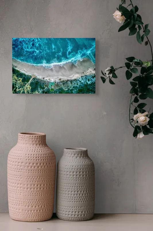 Tablou Canvas, "Valurile albastre la țărmul nisipului", Ocean, Valuri, Plajă, Nisip, Vegetație, Albastru, Argintiu, Natură, Aerian, Peisaj, 39 x 26 cm – poza 4