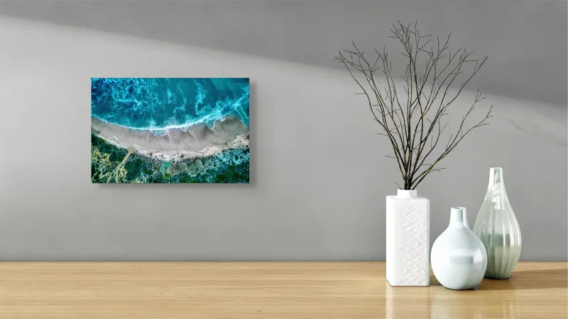 Tablou Canvas, "Valurile albastre la țărmul nisipului", Ocean, Valuri, Plajă, Nisip, Vegetație, Albastru, Argintiu, Natură, Aerian, Peisaj, 39 x 26 cm – poza 8