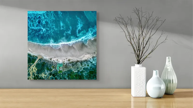 Tablou Canvas, "Valurile albastre la țărmul nisipului", Ocean, Valuri, Plajă, Nisip, Vegetație, Albastru, Argintiu, Natură, Aerian, Peisaj, 50 x 50 cm – poza 3