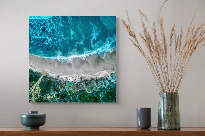 Tablou Canvas, "Valurile albastre la țărmul nisipului", Ocean, Valuri, Plajă, Nisip, Vegetație, Albastru, Argintiu, Natură, Aerian, Peisaj, 50 x 50 cm – poza 4