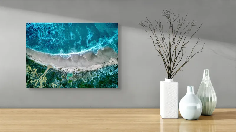 Tablou Canvas, "Valurile albastre la țărmul nisipului", Ocean, Valuri, Plajă, Nisip, Vegetație, Albastru, Argintiu, Natură, Aerian, Peisaj, 54 x 39 cm – poza 3