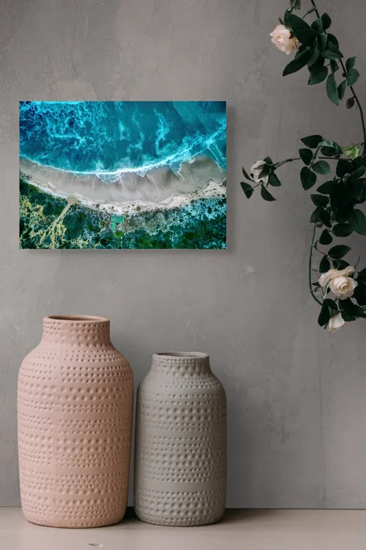 Tablou Canvas, "Valurile albastre la țărmul nisipului", Ocean, Valuri, Plajă, Nisip, Vegetație, Albastru, Argintiu, Natură, Aerian, Peisaj, 54 x 39 cm – poza 8