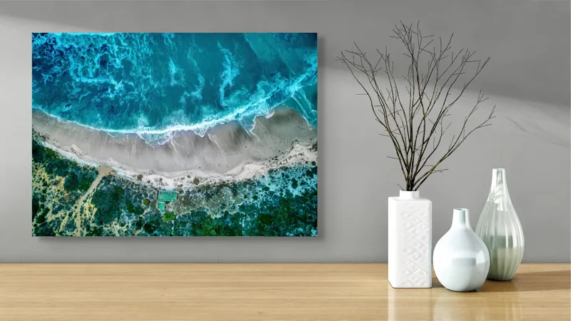 Tablou Canvas, "Valurile albastre la țărmul nisipului", Ocean, Valuri, Plajă, Nisip, Vegetație, Albastru, Argintiu, Natură, Aerian, Peisaj, 70 x 50 cm – poza 3