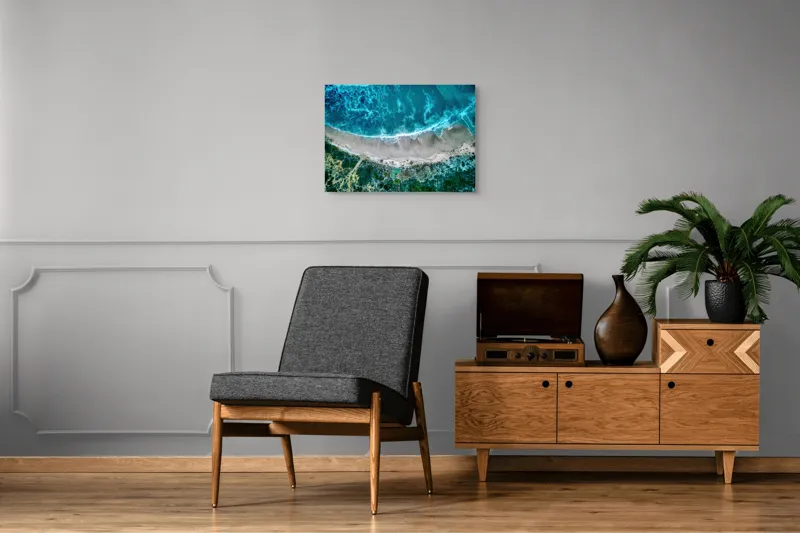 Tablou Canvas, "Valurile albastre la țărmul nisipului", Ocean, Valuri, Plajă, Nisip, Vegetație, Albastru, Argintiu, Natură, Aerian, Peisaj, 70 x 50 cm – poza 4