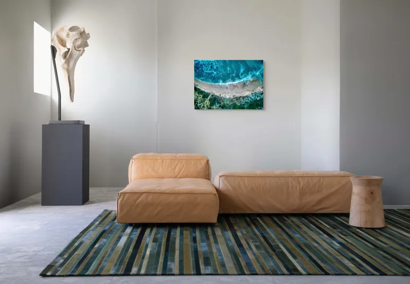 Tablou Canvas, "Valurile albastre la țărmul nisipului", Ocean, Valuri, Plajă, Nisip, Vegetație, Albastru, Argintiu, Natură, Aerian, Peisaj, 70 x 50 cm – poza 8