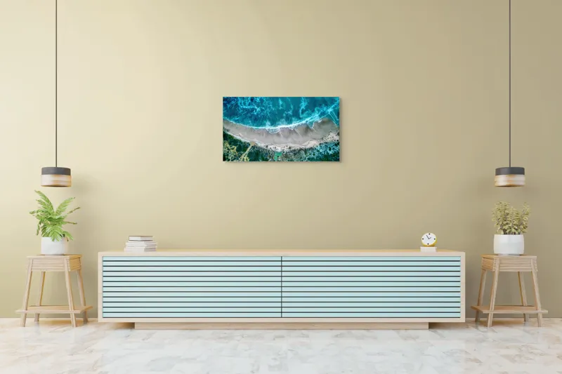 Tablou Canvas, "Valurile albastre la țărmul nisipului", Ocean, Valuri, Plajă, Nisip, Vegetație, Albastru, Argintiu, Natură, Aerian, Peisaj, 90 x 50 cm – poza 5