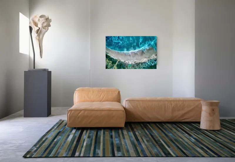 Tablou Canvas, "Valurile albastre la țărmul nisipului", Ocean, Valuri, Plajă, Nisip, Vegetație, Albastru, Argintiu, Natură, Aerian, Peisaj, 90 x 50 cm – poza 8