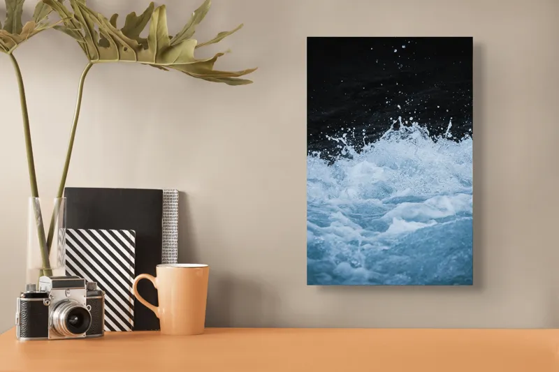 Tablou Canvas, "Freamătul apelor sub lună plină", Spumă, Energie, Dinamism, Apă, Impact, Fluiditate, Contrast, Viteză, Explozie, 26 x 39 cm – poza 3