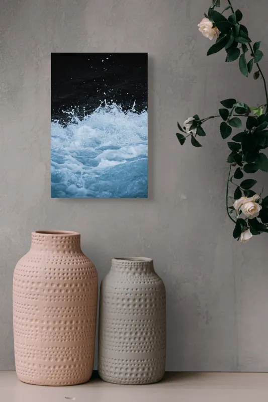 Tablou Canvas, "Freamătul apelor sub lună plină", Spumă, Energie, Dinamism, Apă, Impact, Fluiditate, Contrast, Viteză, Explozie, 26 x 39 cm – poza 6