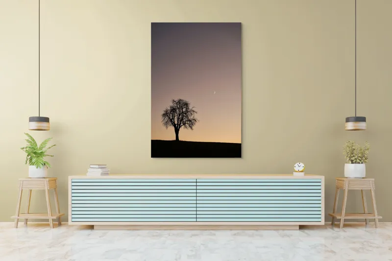 Tablou Canvas, "Luna și copacul singuratic", Copac, Asfințit, Siluetă, Cer, Semilună, Peisaj, Liniște, Seară, 100 x 150 cm – poza 4