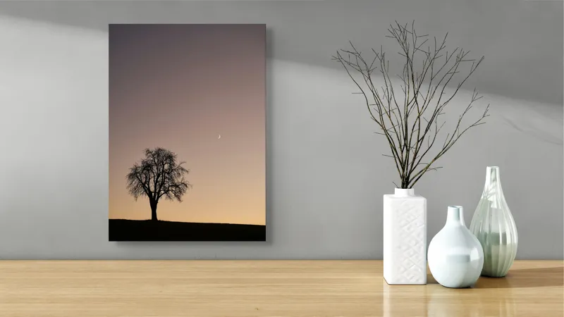 Tablou Canvas, "Luna și copacul singuratic", Copac, Asfințit, Siluetă, Cer, Semilună, Peisaj, Liniște, Seară, 39 x 54 cm – poza 4