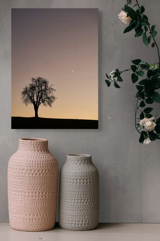 Tablou Canvas, "Luna și copacul singuratic", Copac, Asfințit, Siluetă, Cer, Semilună, Peisaj, Liniște, Seară, 39 x 54 cm – poza 6