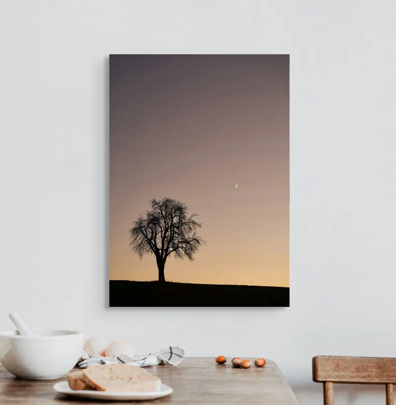 Tablou Canvas, "Luna și copacul singuratic", Copac, Asfințit, Siluetă, Cer, Semilună, Peisaj, Liniște, Seară, 50 x 70 cm – poza 3