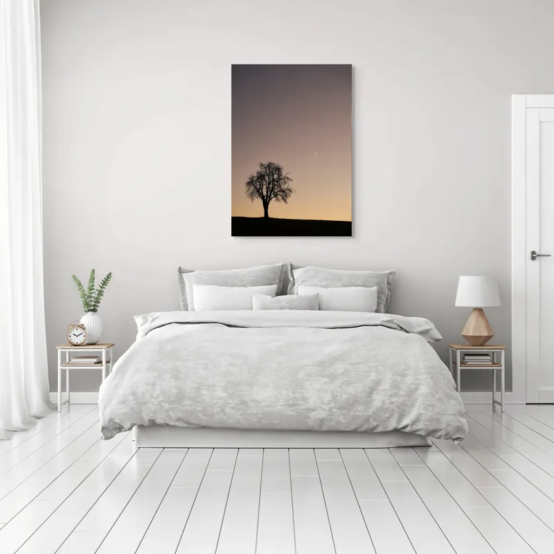 Tablou Canvas, "Luna și copacul singuratic", Copac, Asfințit, Siluetă, Cer, Semilună, Peisaj, Liniște, Seară, 70 x 100 cm – poza 3