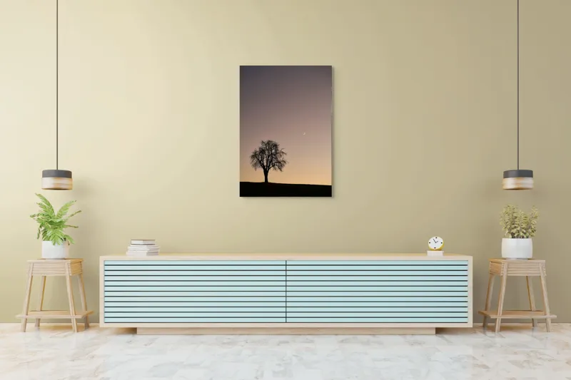Tablou Canvas, "Luna și copacul singuratic", Copac, Asfințit, Siluetă, Cer, Semilună, Peisaj, Liniște, Seară, 70 x 100 cm – poza 5
