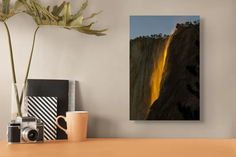 Tablou Canvas, "Cascada aurie în amurgul serii", Apus, Cascadă, Aurie, Spectacol, Nisip, Strălucire, Stâncă, Natură, Magie, 26 x 39 cm – poza 3
