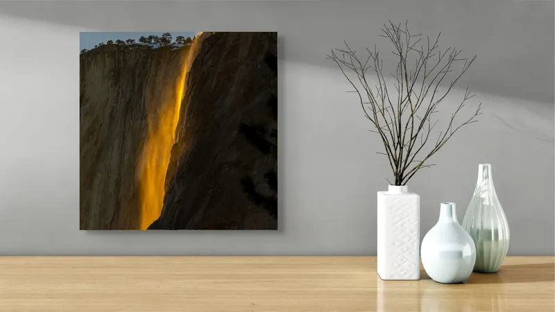 Tablou Canvas, "Cascada aurie în amurgul serii", Apus, Cascadă, Aurie, Spectacol, Nisip, Strălucire, Stâncă, Natură, Magie, 50 x 50 cm – poza 3