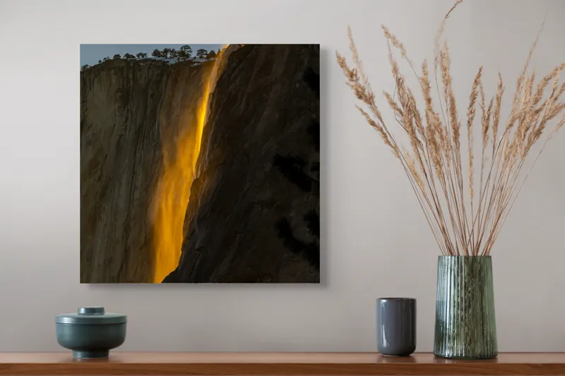 Tablou Canvas, "Cascada aurie în amurgul serii", Apus, Cascadă, Aurie, Spectacol, Nisip, Strălucire, Stâncă, Natură, Magie, 50 x 50 cm – poza 4