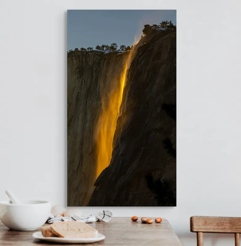 Tablou Canvas, "Cascada aurie în amurgul serii", Apus, Cascadă, Aurie, Spectacol, Nisip, Strălucire, Stâncă, Natură, Magie, 50 x 90 cm – poza 3