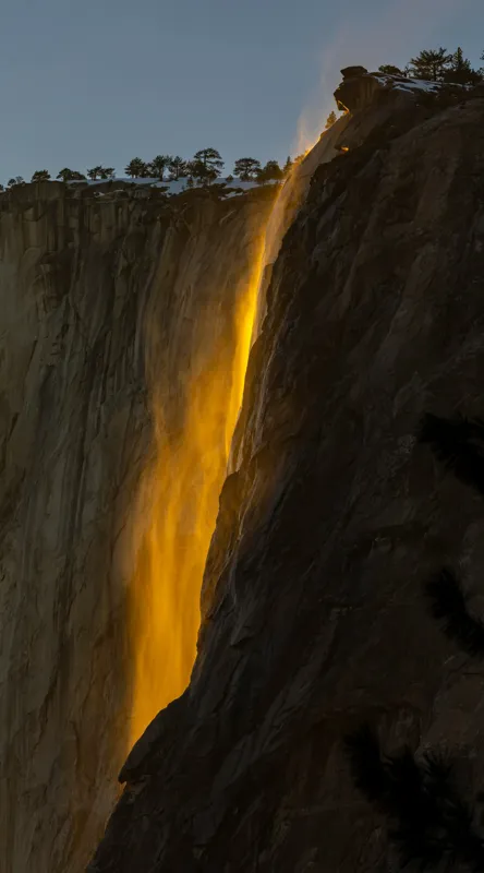 Tablou Canvas, "Cascada aurie în amurgul serii", Apus, Cascadă, Aurie, Spectacol, Nisip, Strălucire, Stâncă, Natură, Magie, 50 x 90 cm – poza 2