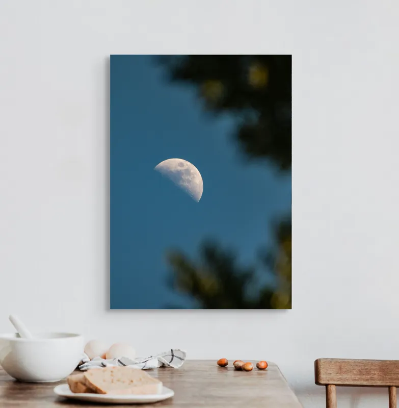 Tablou Canvas, "Luna printre ramuri întunecate", Lună, Cer, Umbre, Natură, Lumină, Seară, Mister, Calm, Frumusețe, Contrast, 50 x 70 cm – poza 3