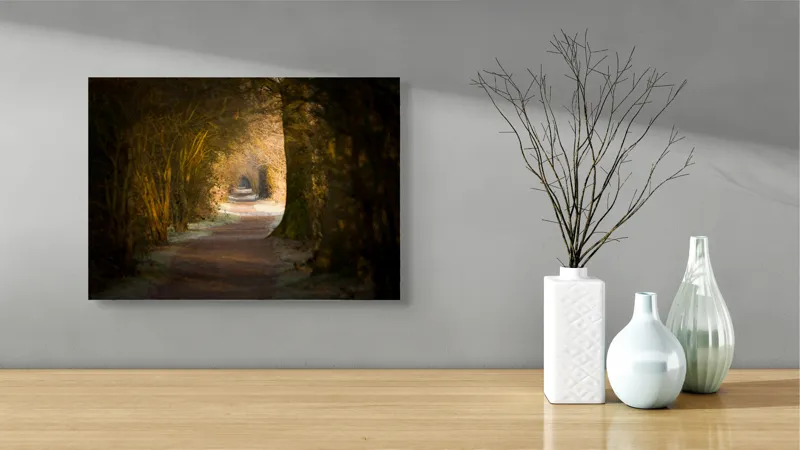 Tablou Canvas, "Poteca fermecată prin pădurea tăcută", Drum, Pădure, Lumină, Umbre, Natură, Mister, Copaci, Tunel., 54 x 39 cm – poza 3