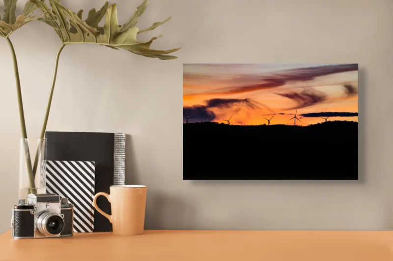 Tablou Canvas, "Apus vibrant peste turbine eoliene", Apus, Vânt, Siluete, Energie, Cer, Natură, Peisaj, 39 x 26 cm – poza 3