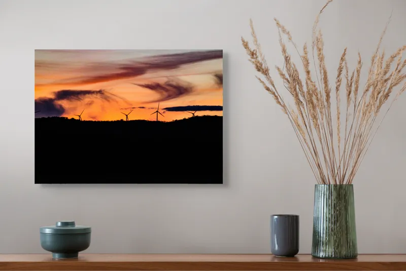 Tablou Canvas, "Apus vibrant peste turbine eoliene", Apus, Vânt, Siluete, Energie, Cer, Natură, Peisaj, 54 x 39 cm – poza 4